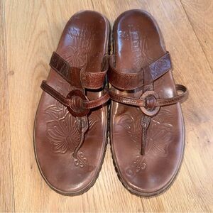 Born Women’s Thong Sandals Size 8 Brown Leather Upper